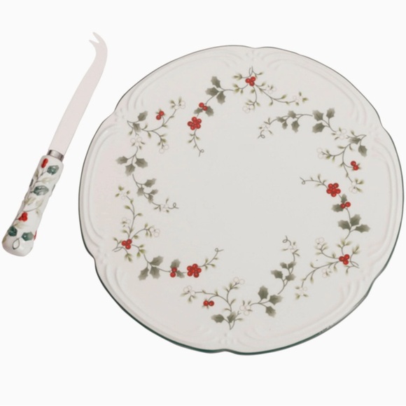 🧀 🍷 🌲 🍇 NWT Winterberry Pfaltzgraff Cheese Tray w/Sculpted Slicer - Picture 2 of 7